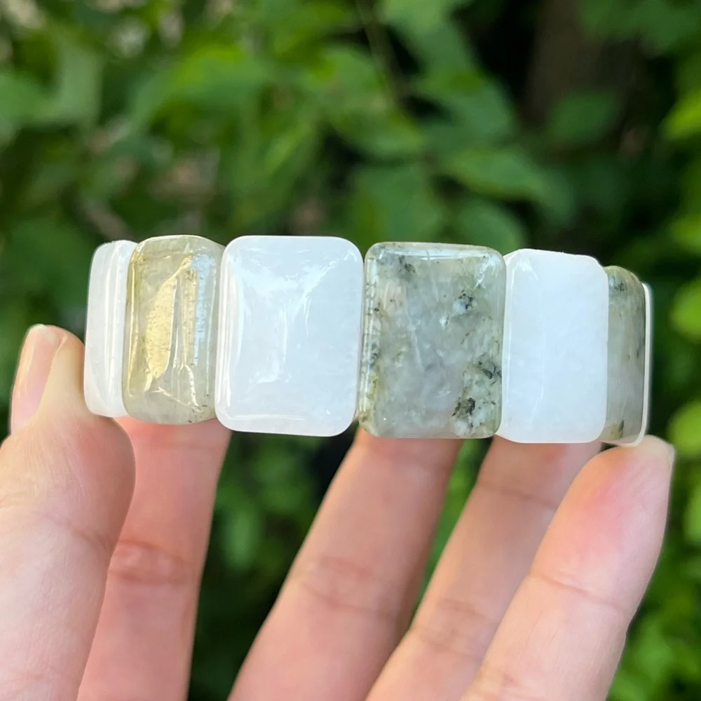 Stretchable‎ prehnite soft bangle